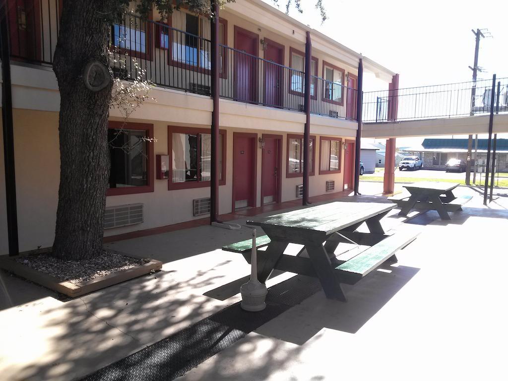 Super 8 By Wyndham Kerrville Tx Exterior foto